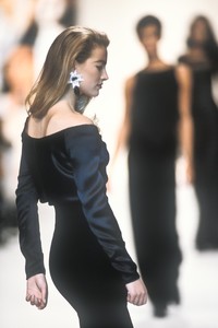 valentino-fw-1991-10.thumb.jpg.81cf456c62e2417c642e2ca230c144ad.jpg