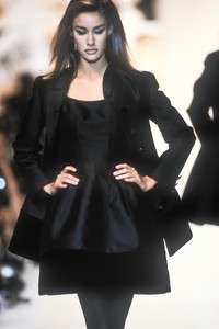 valentino-fw-1991-12.thumb.jpg.fe7d00573d8bb1b535ceb183df451d26.jpg