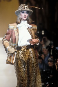 valentino-fw-1992-3.thumb.jpg.c18a12f6e9563e637e6a3c6be2172adc.jpg