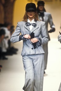 valentino-fw-1992-5.thumb.jpg.4fab0b18d950f8c84e6c49408d8bf5dc.jpg