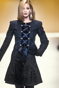 valentino-fw-1992-7.thumb.jpg.2b551fe272a6863ccbd4105ee979713f.jpg