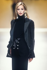 valentino-fw-1992-8.thumb.jpg.dfd5aa83783950c112145c3f8a59a785.jpg