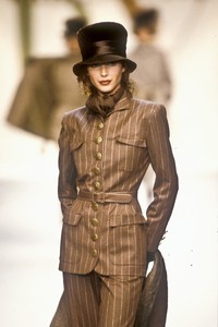 valentino-fw-1993-2.thumb.jpg.7d67b7a268568243aca740a89dc0f335.jpg