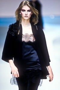 valentino-fw-1997-4.thumb.jpg.16cc5172fbfc68b78fea9c5b6dbb7d31.jpg