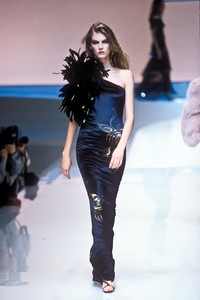valentino-fw-1997-5.thumb.jpg.989344dd6c407ad0cc158d73b3c43cbc.jpg