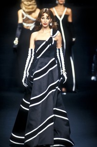 valentino-hc-fw-1992-14.thumb.jpg.daee0712f8af946121ae9ba82ac3dc15.jpg