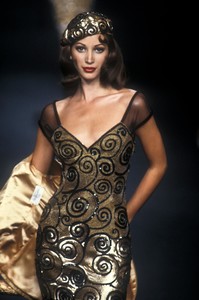 valentino-hc-fw-1992-6.thumb.jpg.a3b44222c2201878799a660375b61d31.jpg