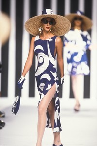 valentino-ss-1992-1.thumb.jpg.79bff17965a88f7bb181f3f8d51d966d.jpg