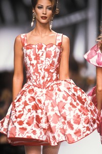 valentino-ss-1992-2.thumb.jpg.fbab607e11590e0f60f83b93eca7495d.jpg