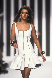 valentino-ss-1992-3.thumb.jpg.2771531cefd74df097916a5193d67936.jpg