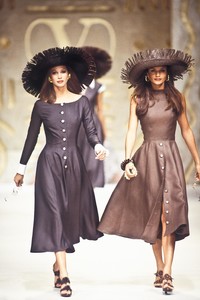 valentino-ss-1993-13.thumb.jpg.2cbeb093c1744baa21e8a2fa6575e588.jpg