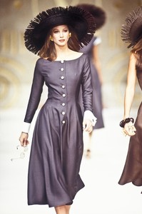 valentino-ss-1993-15.thumb.jpg.0011222a8c621de4d4d34e829248791a.jpg