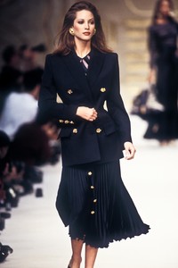 valentino-ss-1993-3.thumb.jpg.a42c76bbc585867cddcdd70747328496.jpg