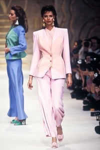 valentino-ss-1993-9.thumb.jpg.5ad8c867d597ea1264a6b2df57f5ec65.jpg