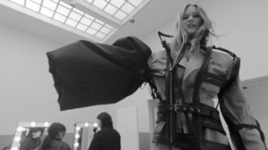 vogue_best-looks-paris-fashion-week-fall-2018-ready-to-wear-video.thumb.jpg.959bc5ffa00e67112407763f7ea0f97f.jpg