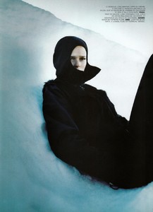 vogue_paris_november_1999_hors_piste_10_istyleamy.thumb.jpg.a400a9fa932379771328419d3f6bb49b.jpg