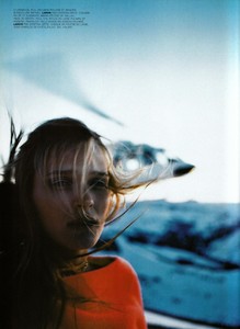 vogue_paris_november_1999_hors_piste_11_istyleamy.thumb.jpg.60f59d0c06cd6a2322028f65203f8411.jpg