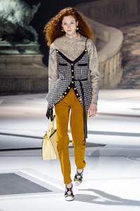 vuitton-rf18-2237.thumb.jpg.1684d833fc4afc5d7eab88e2b5617fce.jpg