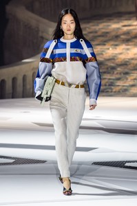 vuitton-rf18-2553.thumb.jpg.08b92598c164e8f70b8f74af123fb950.jpg