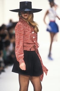 yves-saint-laurent-ss-1992-6.thumb.jpg.2134e58e1c4b9c85048bf62391ad65c6.jpg