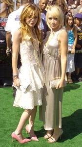 061114-olsen-twins-style-13-567_0.jpg