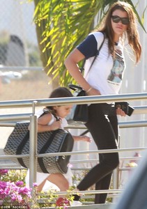 4AB985C900000578-5565511-Skipping_town_Scott_s_five_year_old_daughter_Penelope_was_seen_w-a-19_1522526091933.jpg
