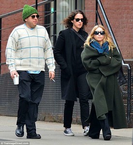 4AC3BCA100000578-5570357-Old_pals_Ashley_Olsen_was_spotted_out_and_about_with_her_high_sc-a-74_1522690451245.jpg