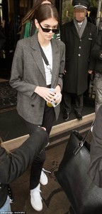 4AD585D600000578-5580151-Model_style_Kaia_Gerber_16_was_snapped_leaving_a_luxury_hotel_in-m-25_1522892309860.thumb.jpg.b287267fdaa0a74f570b6160ad2a401e.jpg