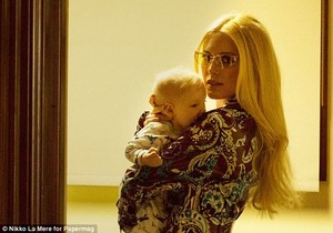 4ADC87C300000578-5596561-New_mom_She_gave_birth_to_her_son_Gunner_Stone_five_months_last_-a-58_1523314165374.jpg