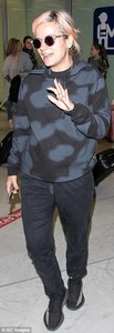 4AFBADED00000578-5595467-Casual_The_Smile_hitmaker_32_went_low_key_in_a_cosy_hooded_jumpe-a-44_1523290298389.jpg