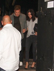 4B06A4BD00000578-5601097-A_helping_hand_Courteney_Cox_was_seen_exiting_Largo_at_the_Coron-m-9_1523401933518.jpg