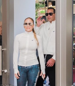 4B07ED2B00000578-0-Jennifer_Lopez_and_Alex_Rodriguez_stopped_by_a_new_gym_in_Miami_-m-21_1523407383006.jpg