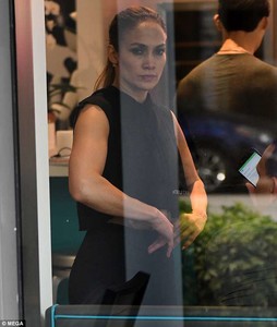 4B0DFA6C00000578-5604733-Simple_style_Jennifer_Lopez_wore_a_sleeveless_black_crop_top_and-m-81_1523473547254.jpg