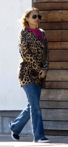 4B1827DE00000578-5610179-Walk_on_the_wild_side_Nicole_Richie_wrapped_herself_in_a_leopard-a-10_1523575048066.thumb.jpg.c11f90d09be1c5c11214b35fcffca6e6.jpg