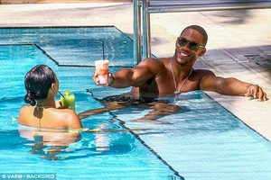 4B2357AB00000578-5614817-Cheers_They_enjoyed_some_tasty_looking_cocktails-a-12_1523684367539.jpg
