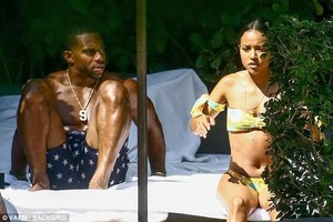 4B23660A00000578-5614817-Nice_Karrueche_s_swimsuit_added_of_flair_with_matching_arm_ties-a-36_1523678804087.jpg