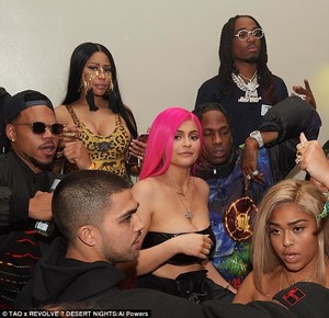 4B2B89F100000578-5617045-Awkward_Kylie_Jenner_and_Travis_Scott_attend_same_party_as_her_e-m-42_1523754224620.thumb.jpg.b404b255a89c45b2de6458e03bb41a4a.jpg