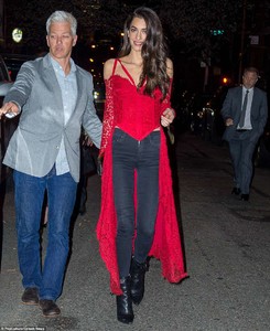 4B40156700000578-5625933-Wow_Amal_Clooney_flaunted_her_post_baby_body_in_a_superhero_insp-m-151_1523981872695.jpg