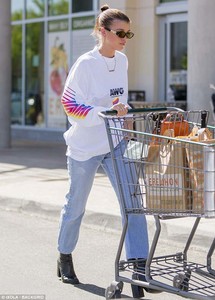 4B435EFD00000578-5627993-Celeb_scion_Sofia_Richie_still_does_her_own_grocery_shopping_and-m-66_1524013403267.jpg