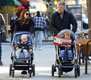 4B4BD84F00000578-5632557-Growing_family_Alec_Baldwin_and_his_pregnant_wife_Hilaria_took_t-a-35_1524110447458.jpg