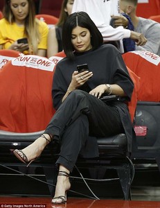 4B4C7BCA00000578-5632689-Keeping_up_Kylie_was_seen_checking_her_phone_during_the_hoops_ga-a-7_1524112045829.thumb.jpg.4161817310e9443a4b5ba10d8e6a8b95.jpg