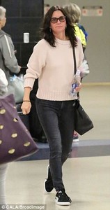 4B61FA9D00000578-5641311-Low_key_Courteney_teamed_her_look_with_thick_framed_glasses_and_-a-4_1524312298411.jpg