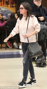 4B61FABA00000578-5641311-Low_key_Courteney_teamed_her_look_with_thick_framed_glasses_and_-a-3_1524312298184.jpg