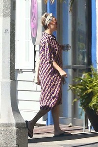 4B70D74700000578-5645571-Stay_refreshed_Holding_a_ceramic_coffee_mug_on_her_walk_Kate_swe-a-48_1524448680533.jpg