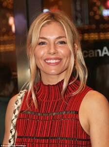 4B866A8500000578-5654699-Fitting_right_in_Sienna_beamed_brightly_as_she_wore_just_natural-a-1_1524668060244.thumb.jpg.a2903dae0716cb57dab2365c4cbe0398.jpg