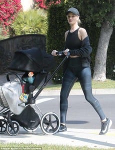 4B8DC9B600000578-5657963-Mommy_duties_Rosie_Huntington_Whiteley_looked_like_a_model_mothe-a-34_1524696795771.thumb.jpg.cabbd6000dbe4ab5255f3fdc1bc8b357.jpg