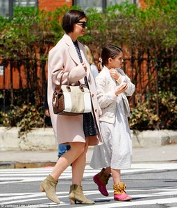 4BA81D3700000578-5669549-In_step_Both_Katie_and_Suri_wore_chunky_ankle_boots_as_she_strod-a-3_1524949149196.jpg