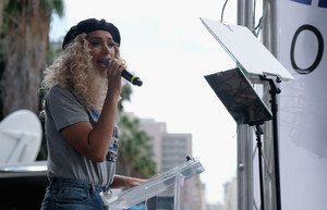 5acafb61e7982_LeonaLewisMarchLivesLosAngelesiAi7aK6WO38x.thumb.jpg.568f6aab3fbdf61e47559c92e7a02476.jpg