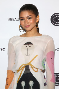 Zendaya+Coleman+Beautycon+Festival+NYC+2018+d0TunZdVcepx.jpg