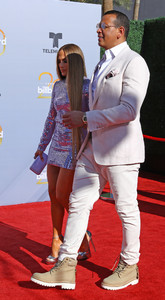    jlo270418BZNimage115.jpg